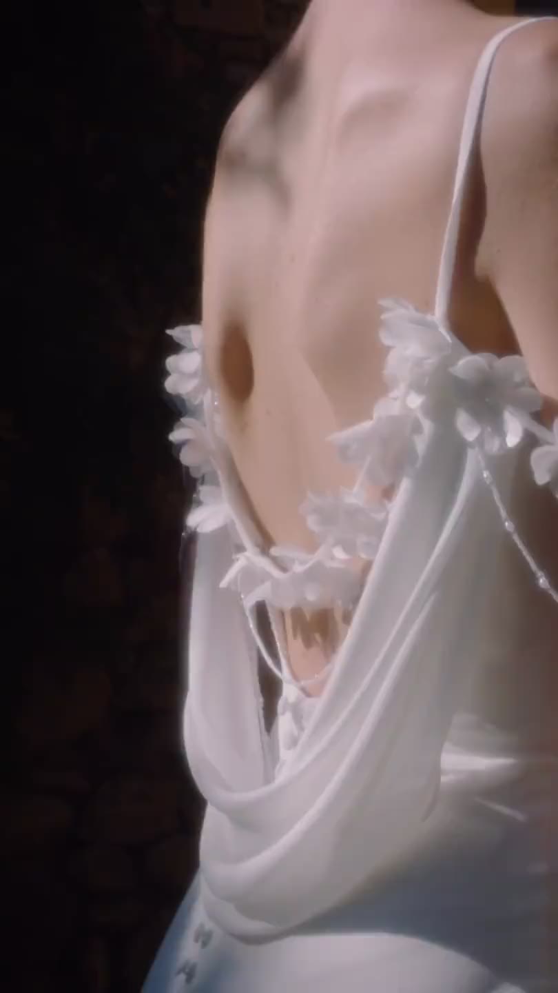Novia con vestido de la Colección 2027 Capricho Novias Getafe